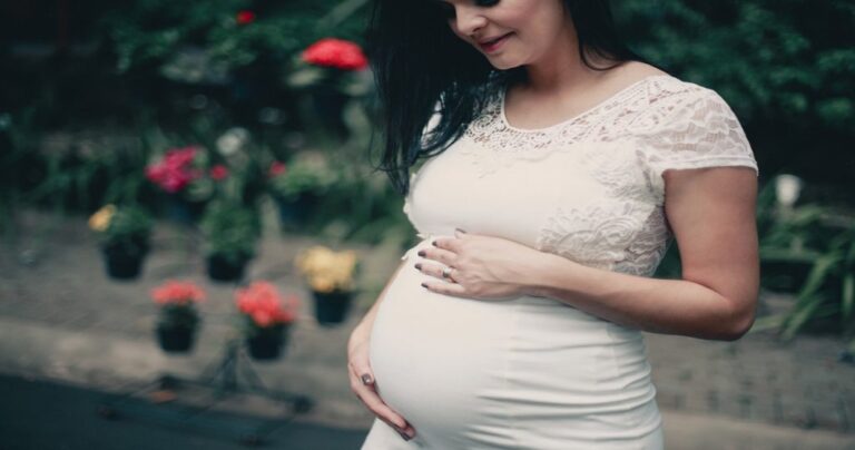 Бремените жени се ослободуваат од работа со физичко присуство, до завршувањето на пандемијата