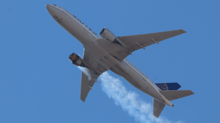 „Боинг“ ги приземји 777 и нареди истрага откако паѓаа делови од авион врз куќи во Денвер