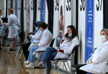 Од 9 Илјади Закажани Термини За Вакцини, Вчера Дошле 4.500 Граѓани, Вели Филипче