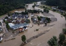 Во поплавите во Турција досега настрадаа најмалку 27 лица