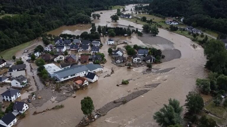 Во поплавите во Турција досега настрадаа најмалку 27 лица