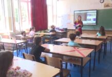 После една и пол година, учениците се враќаат во училиштата