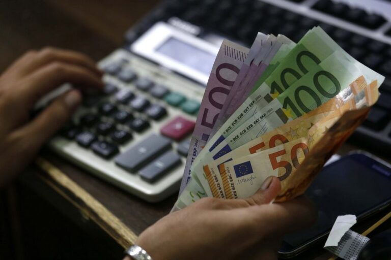 Македонците во банките штедат 7,2 милијарди евра, а должат 6 милијарди евра